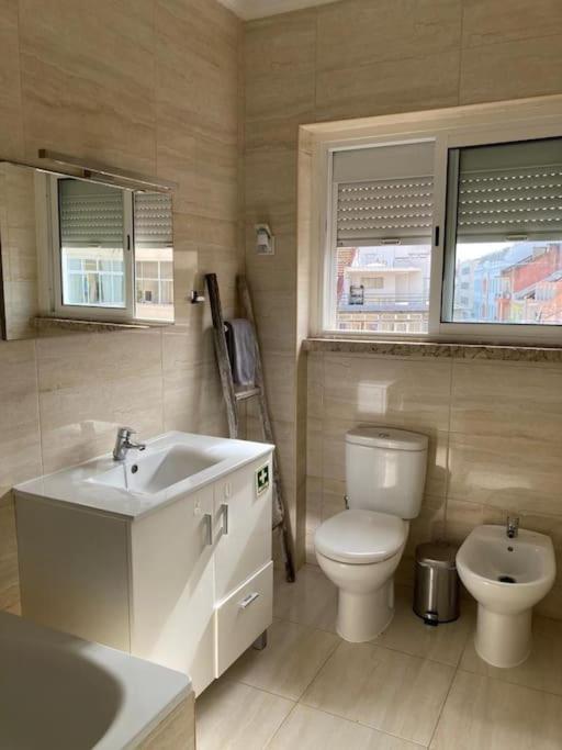 Apartamento Bem Localizado Para Familias & Amigos Lisbon Exterior photo