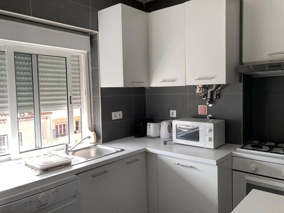 Apartamento Bem Localizado Para Familias & Amigos Lisbon Exterior photo